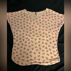 Women’s GUC light pink top with navy blue anchors in size 2x